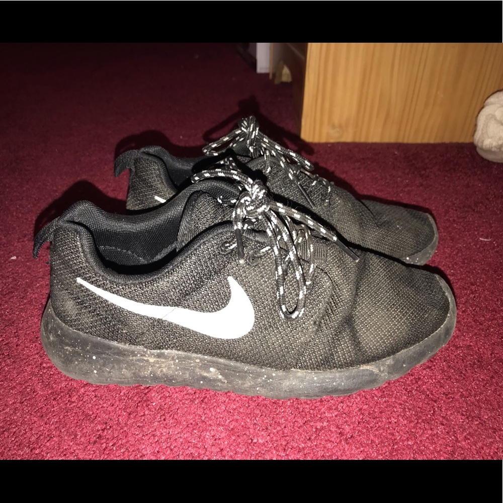 Black and White Nike Roshe